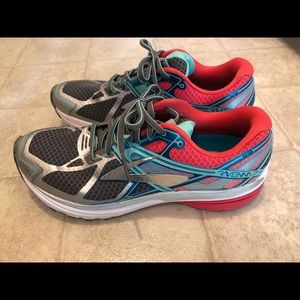 ALMOST BRAND NEW! Brooks Raveena 7 Size 10